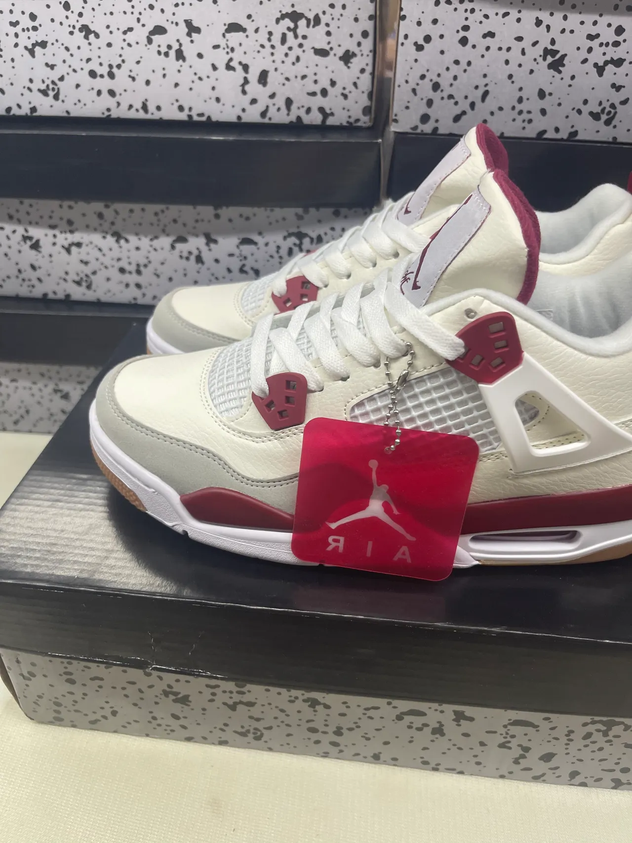 Chaussures de basketball Air Jordan 4 blanc cassé et bordeaux 2