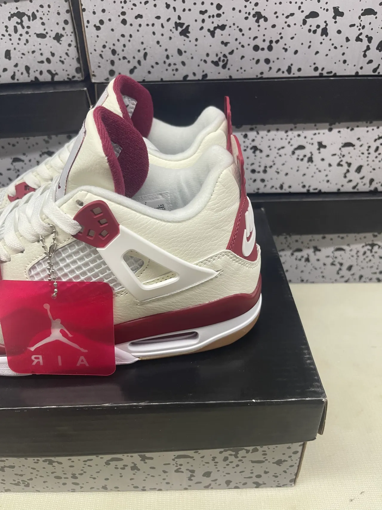 Chaussures de basketball Air Jordan 4 blanc cassé et bordeaux 3
