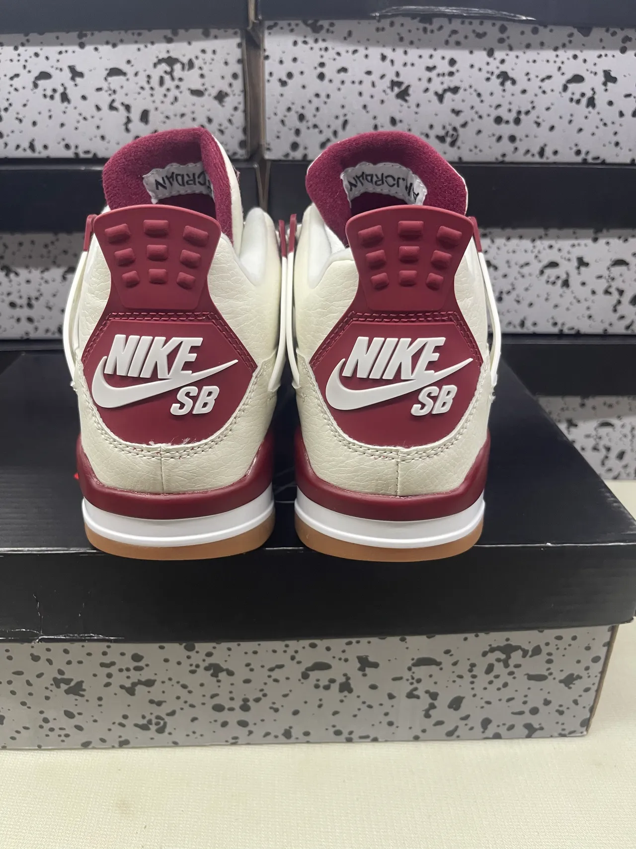 Chaussures de basketball Air Jordan 4 blanc cassé et bordeaux 4