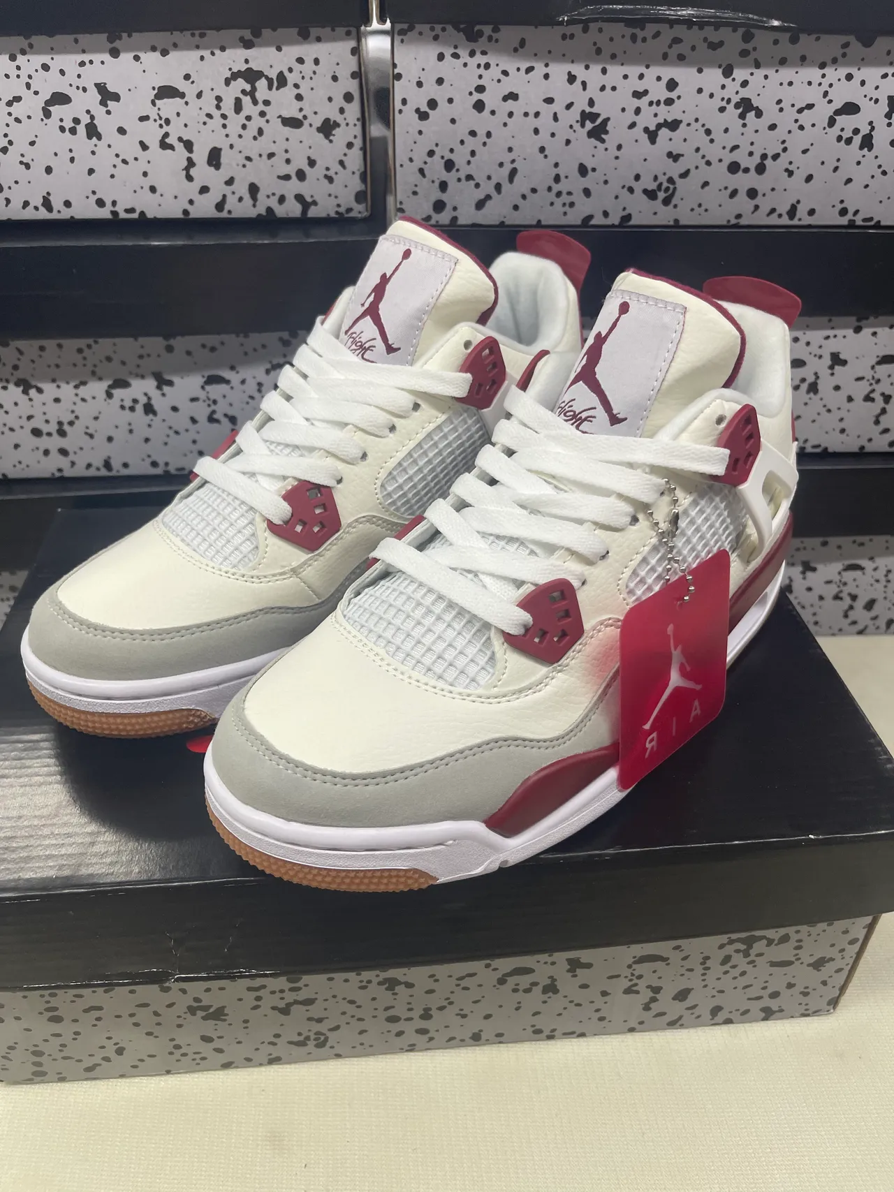 Chaussures de basketball Air Jordan 4 blanc cassé et bordeaux 5