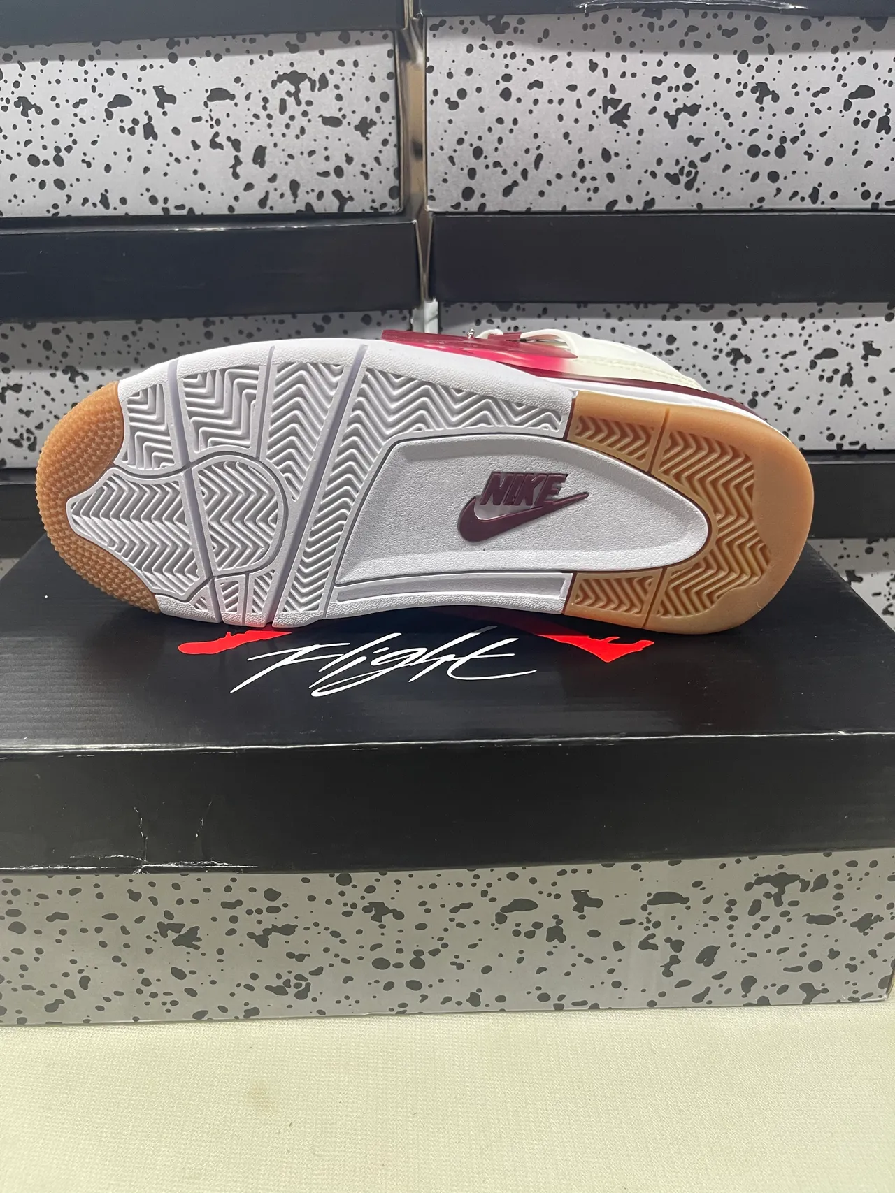 Chaussures de basketball Air Jordan 4 blanc cassé et bordeaux 6
