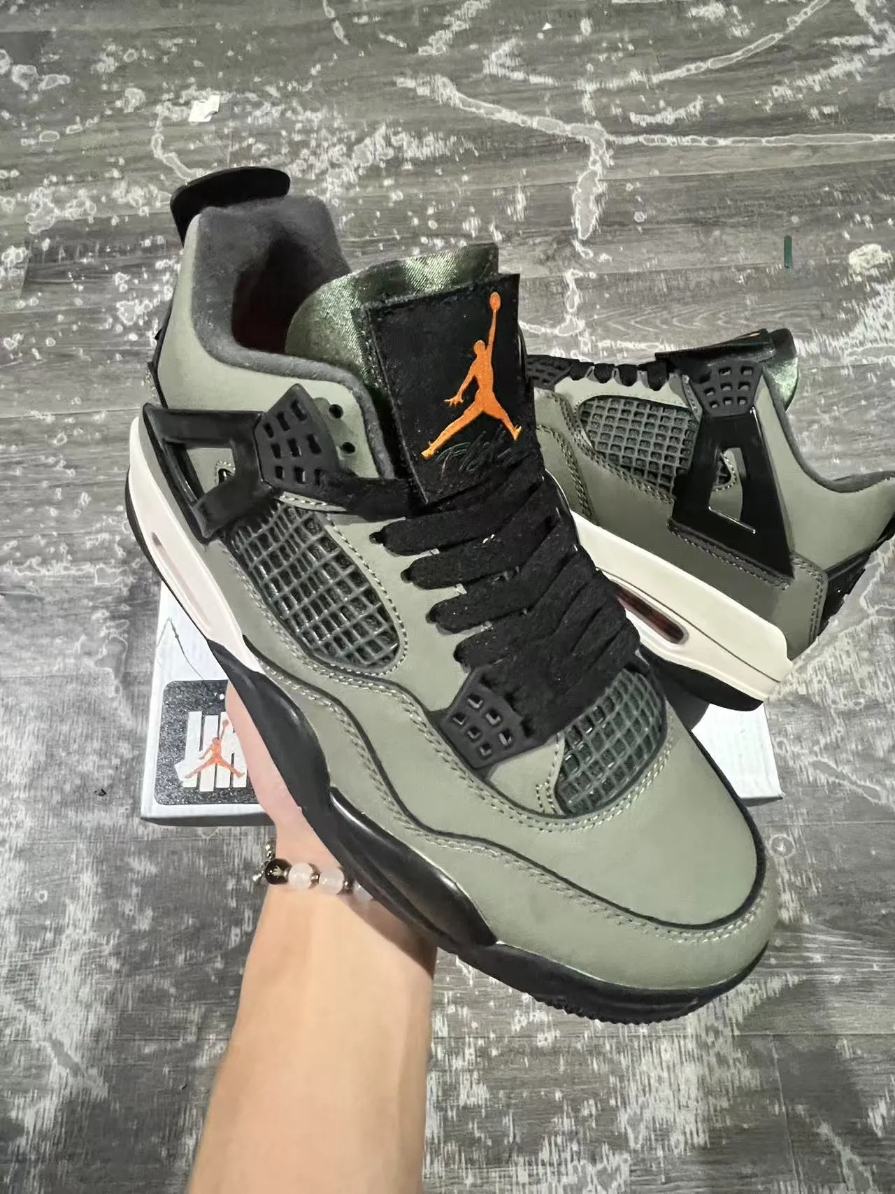 Chaussures de basketball Air Jordan 4 vert olive, noir et blanc 2