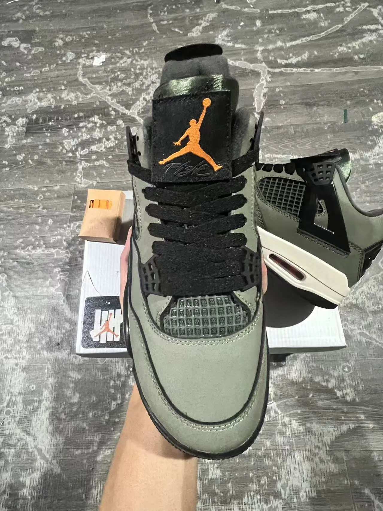 Chaussures de basketball Air Jordan 4 vert olive, noir et blanc 3