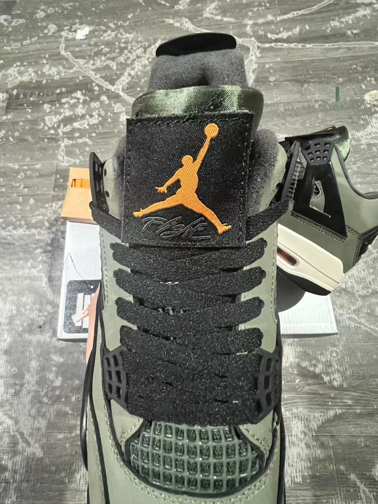 Chaussures de basketball Air Jordan 4 vert olive, noir et blanc 4