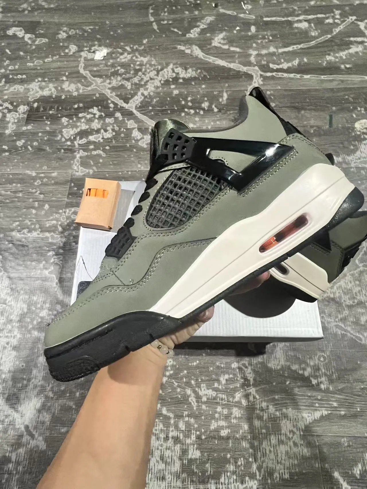 Chaussures de basketball Air Jordan 4 vert olive, noir et blanc 5