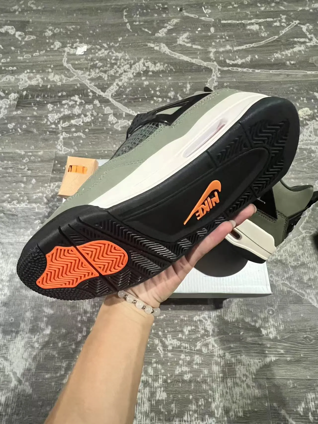 Chaussures de basketball Air Jordan 4 vert olive, noir et blanc 6