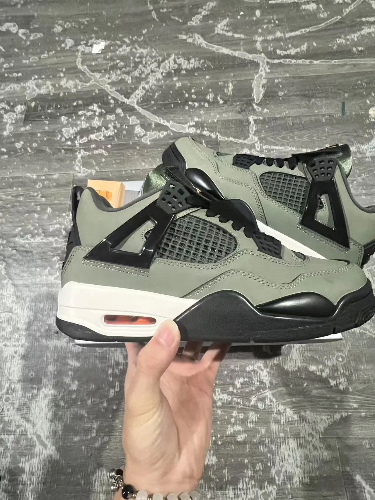 Chaussures de basketball Air Jordan 4 vert olive, noir et blanc 7
