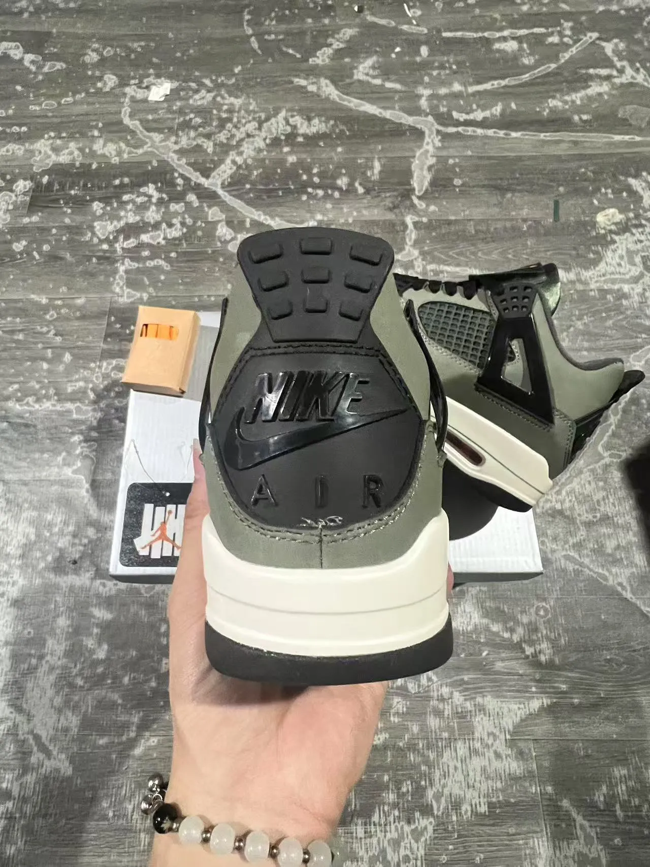 Chaussures de basketball Air Jordan 4 vert olive, noir et blanc 8