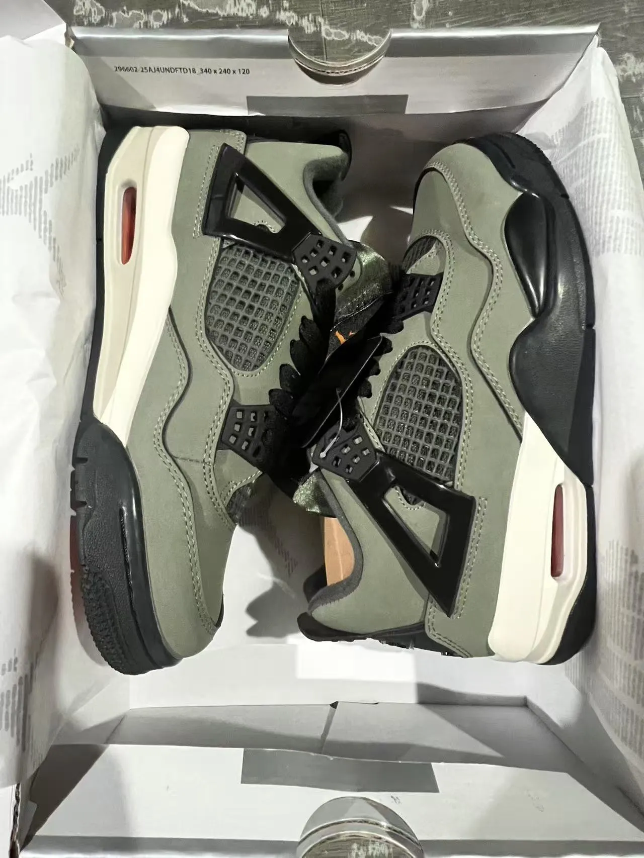 Chaussures de basketball Air Jordan 4 vert olive, noir et blanc 9