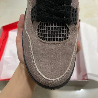 Air Jordan 4 灰褐色和黑色篮球鞋