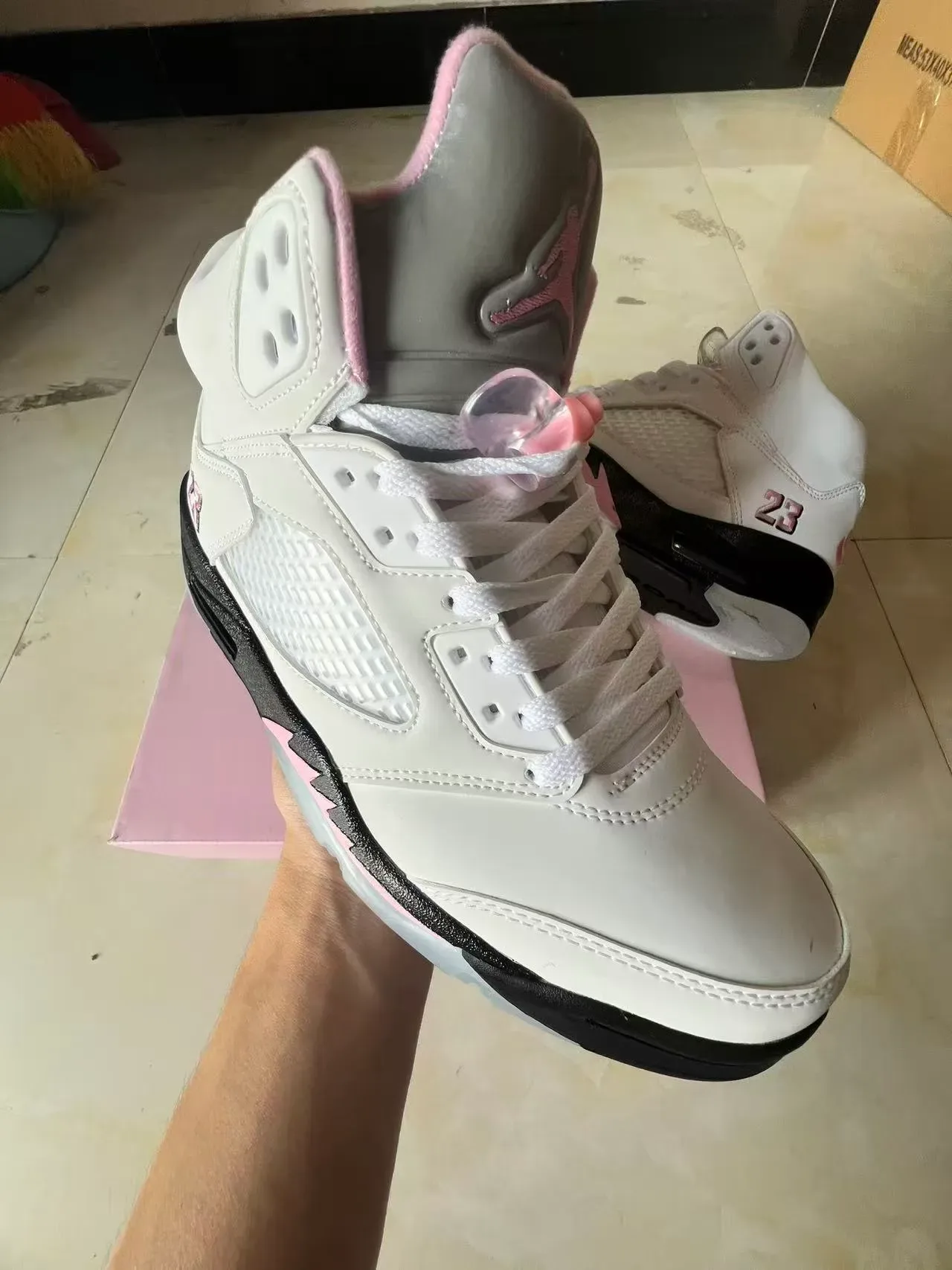 Air Jordan 5 Branco Preto Rosa Tênis de Basquete 2