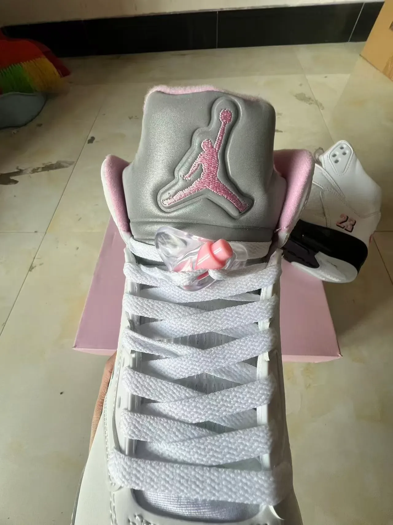 Air Jordan 5 Branco Preto Rosa Tênis de Basquete 4