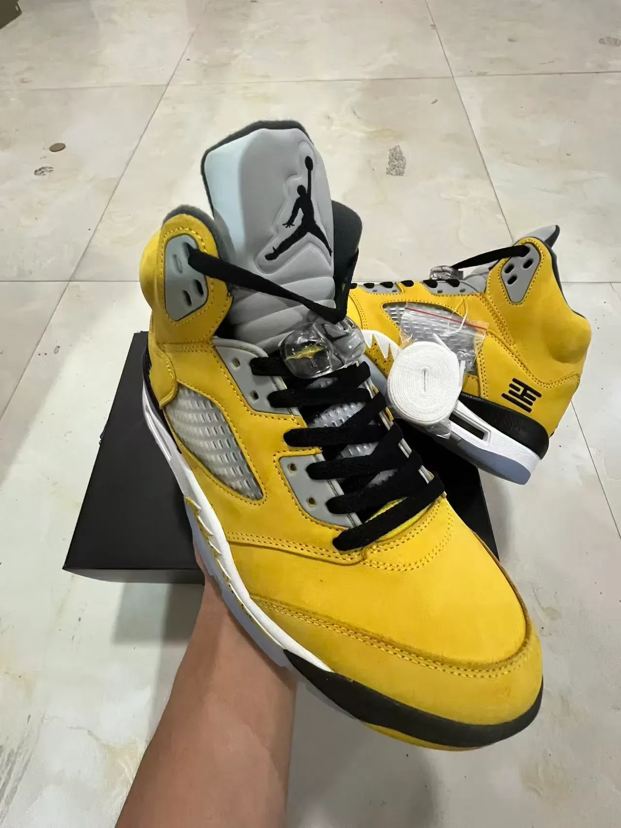 Air Jordan 5 Amarillo Negro Gris Zapatos de Baloncesto 2