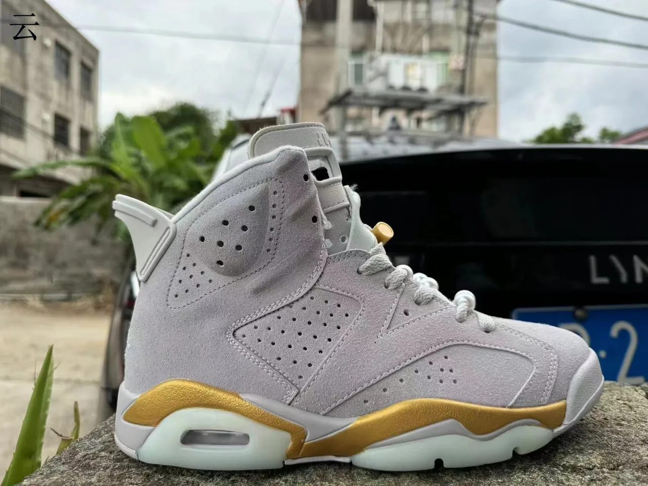 Zapatillas de baloncesto Air Jordan 6 gris claro y dorado 2