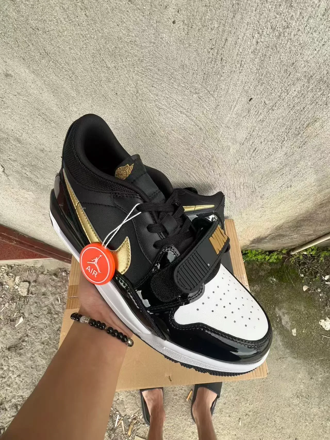 Tênis Air Jordan em verniz preto e dourado com sobreposição Swoosh 2