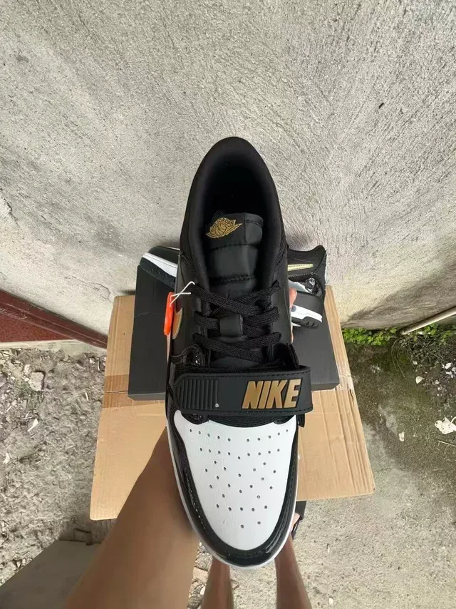 Tênis Air Jordan em verniz preto e dourado com sobreposição Swoosh 3