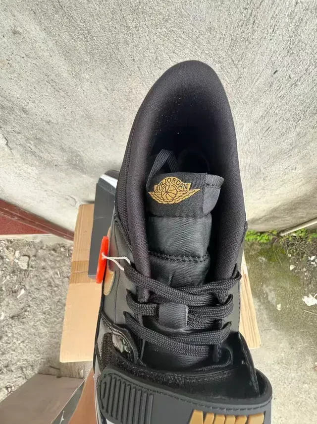 Tênis Air Jordan em verniz preto e dourado com sobreposição Swoosh 4