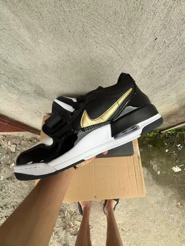 Tênis Air Jordan em verniz preto e dourado com sobreposição Swoosh 5