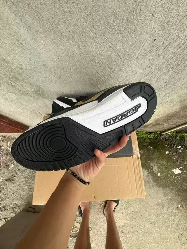 Tênis Air Jordan em verniz preto e dourado com sobreposição Swoosh 6