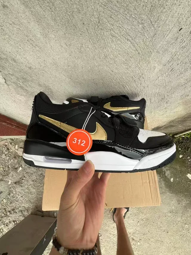 Tênis Air Jordan em verniz preto e dourado com sobreposição Swoosh 7