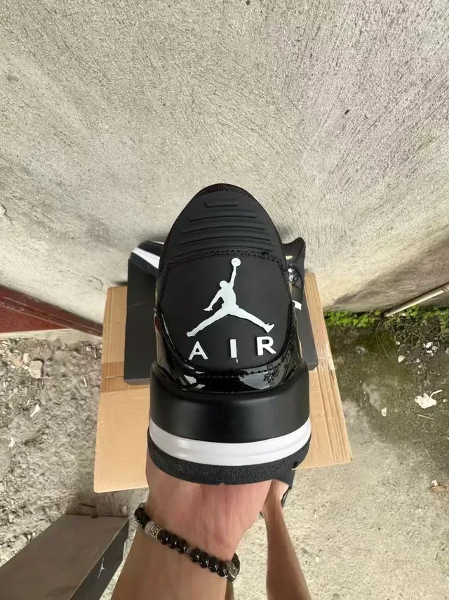 Tênis Air Jordan em verniz preto e dourado com sobreposição Swoosh 8