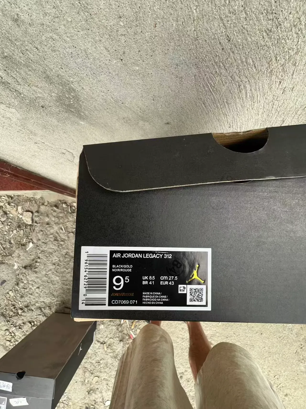 Tênis Air Jordan em verniz preto e dourado com sobreposição Swoosh 9