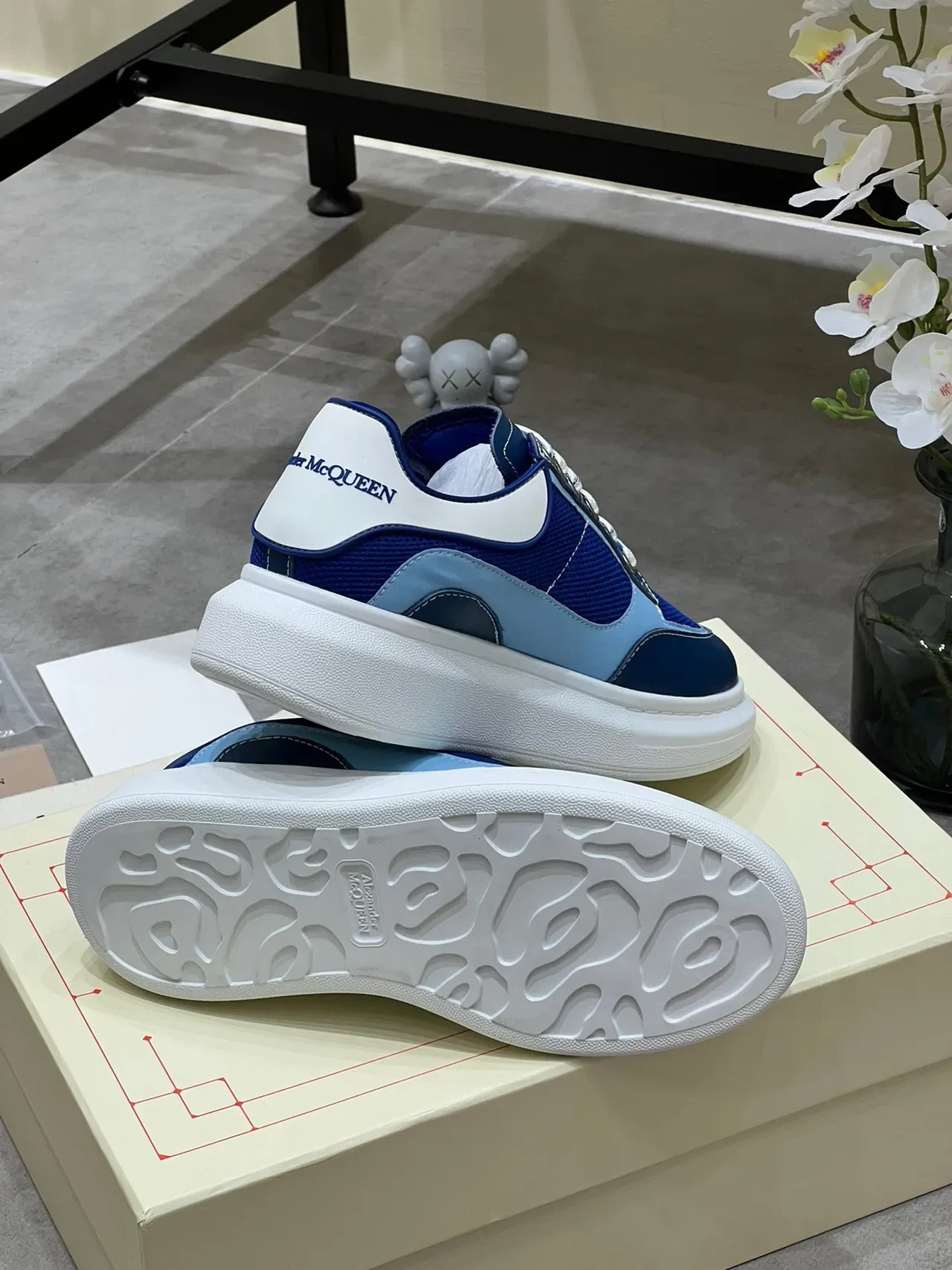 Alexander McQueen Tênis Lifestyle Azul Branco Sola Plataforma Oversized Mesh e Painel de Couro 2