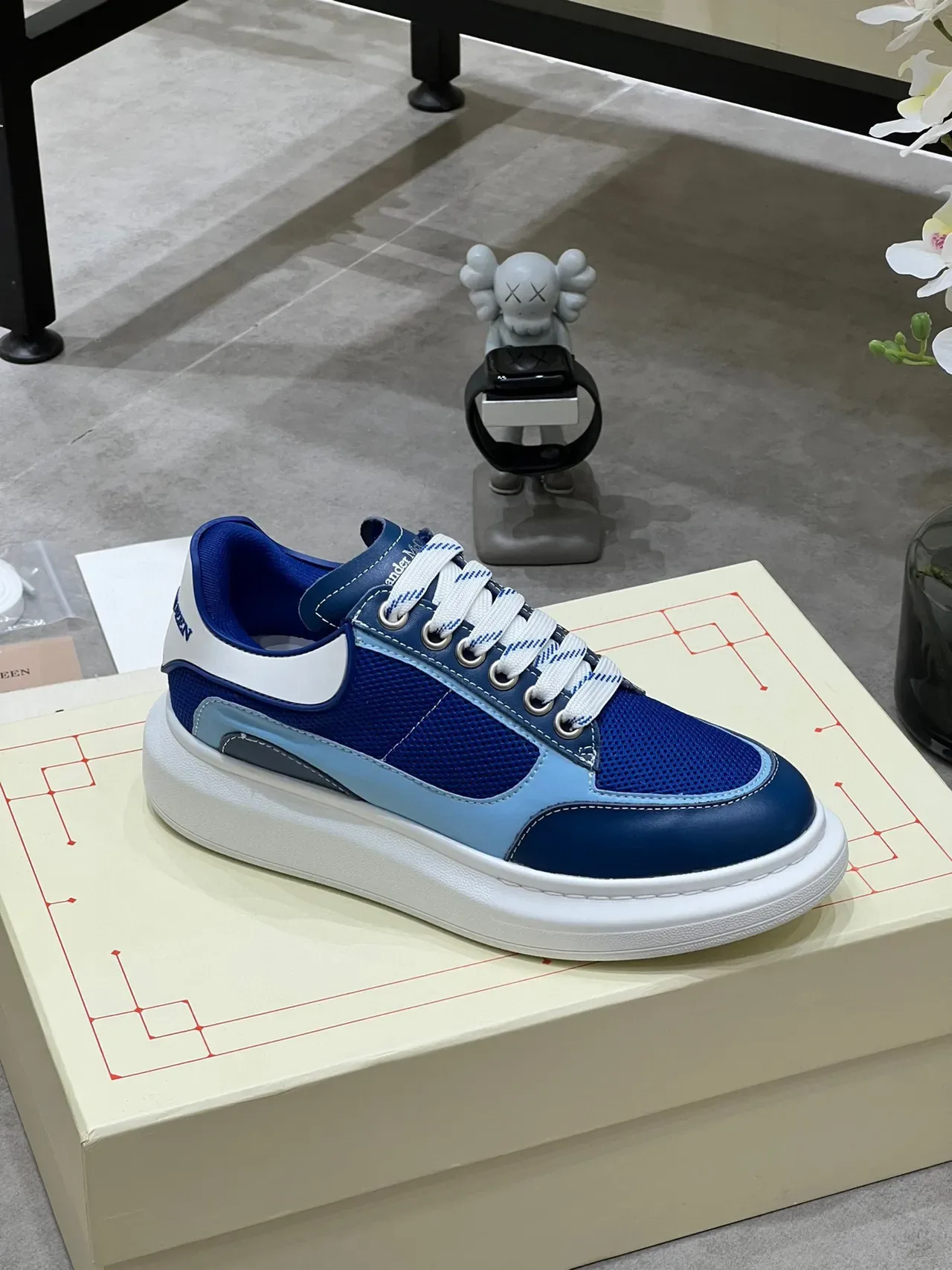 Alexander McQueen Tênis Lifestyle Azul Branco Sola Plataforma Oversized Mesh e Painel de Couro 3