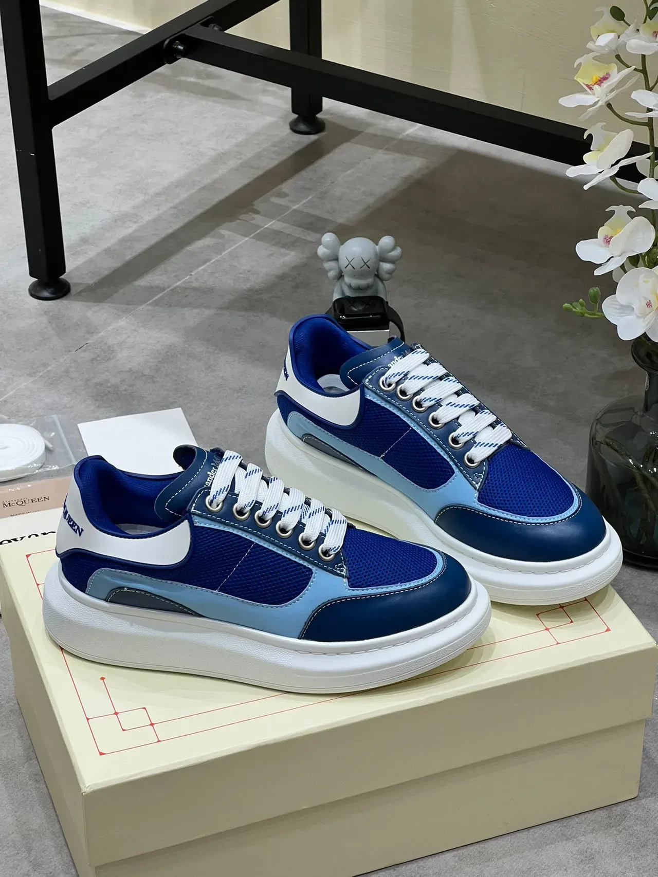 Alexander McQueen Tênis Lifestyle Azul Branco Sola Plataforma Oversized Mesh e Painel de Couro 4