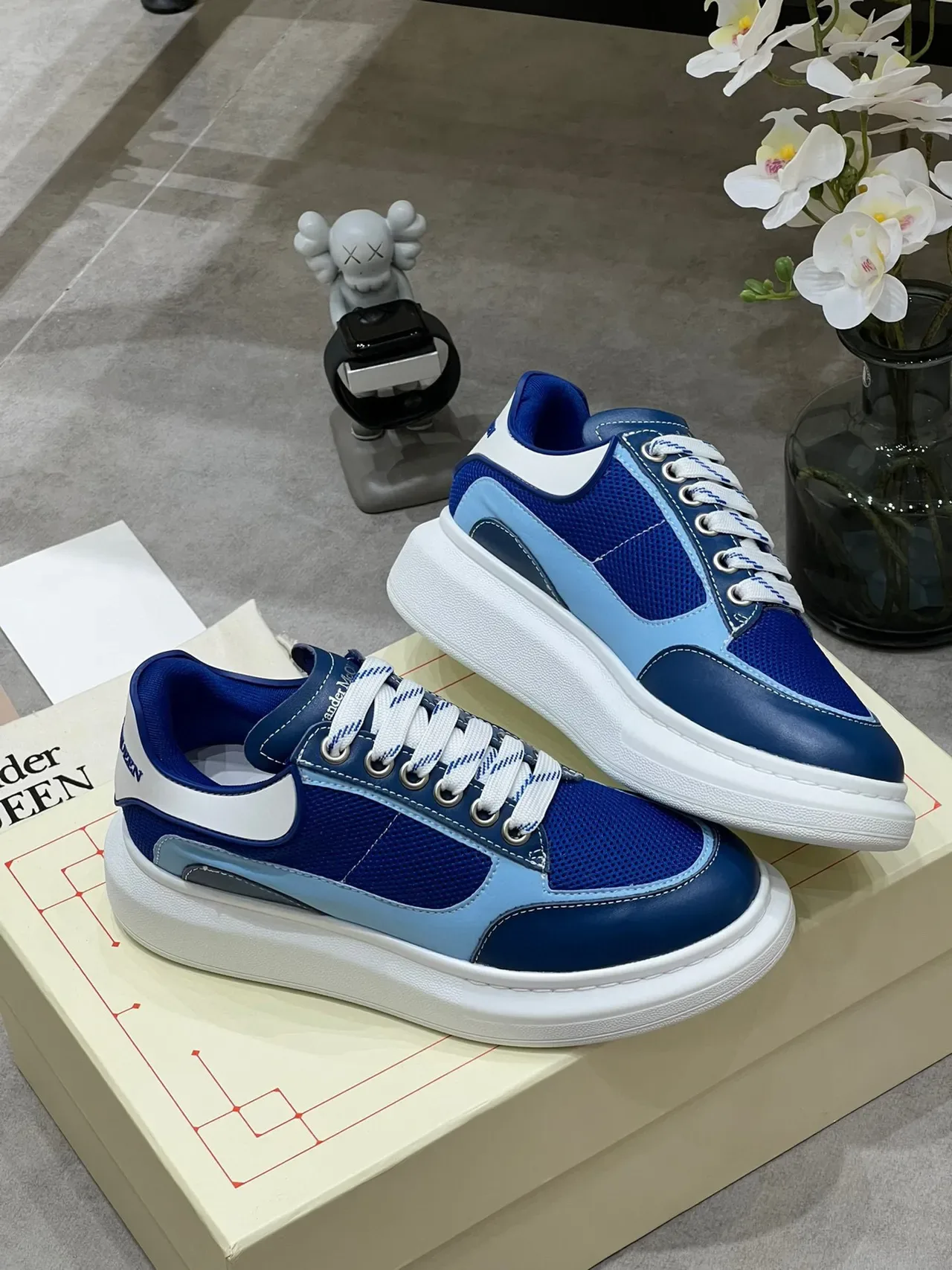 Alexander McQueen Tênis Lifestyle Azul Branco Sola Plataforma Oversized Mesh e Painel de Couro 5