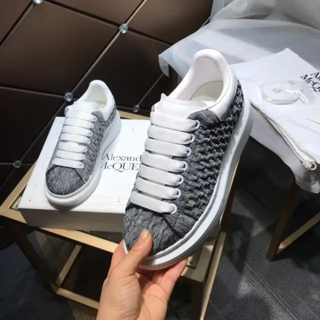 Alexander McQueen sneakers lifestyle gris blanc upper tricot semelle oversized 3