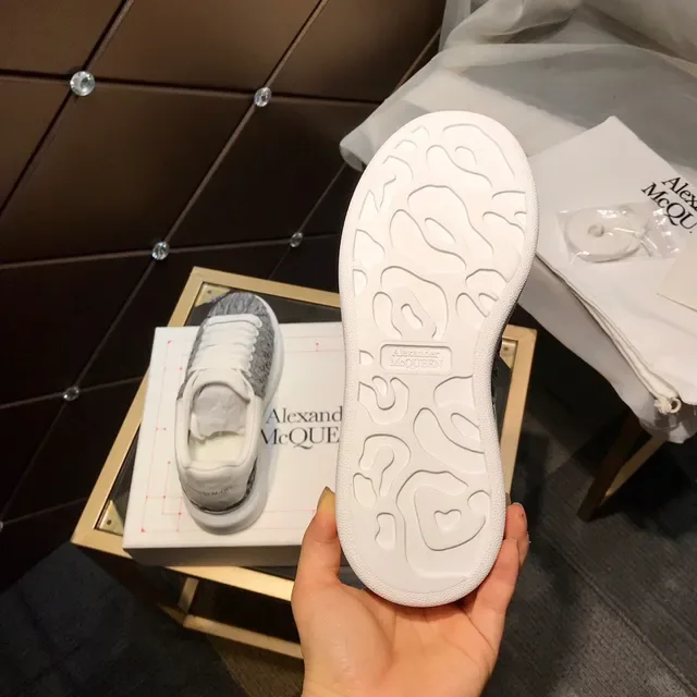 Alexander McQueen sneakers lifestyle gris blanc upper tricot semelle oversized 4