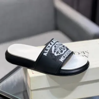 Alexander McQueen Logo Slide काले और सफेद चप्पल