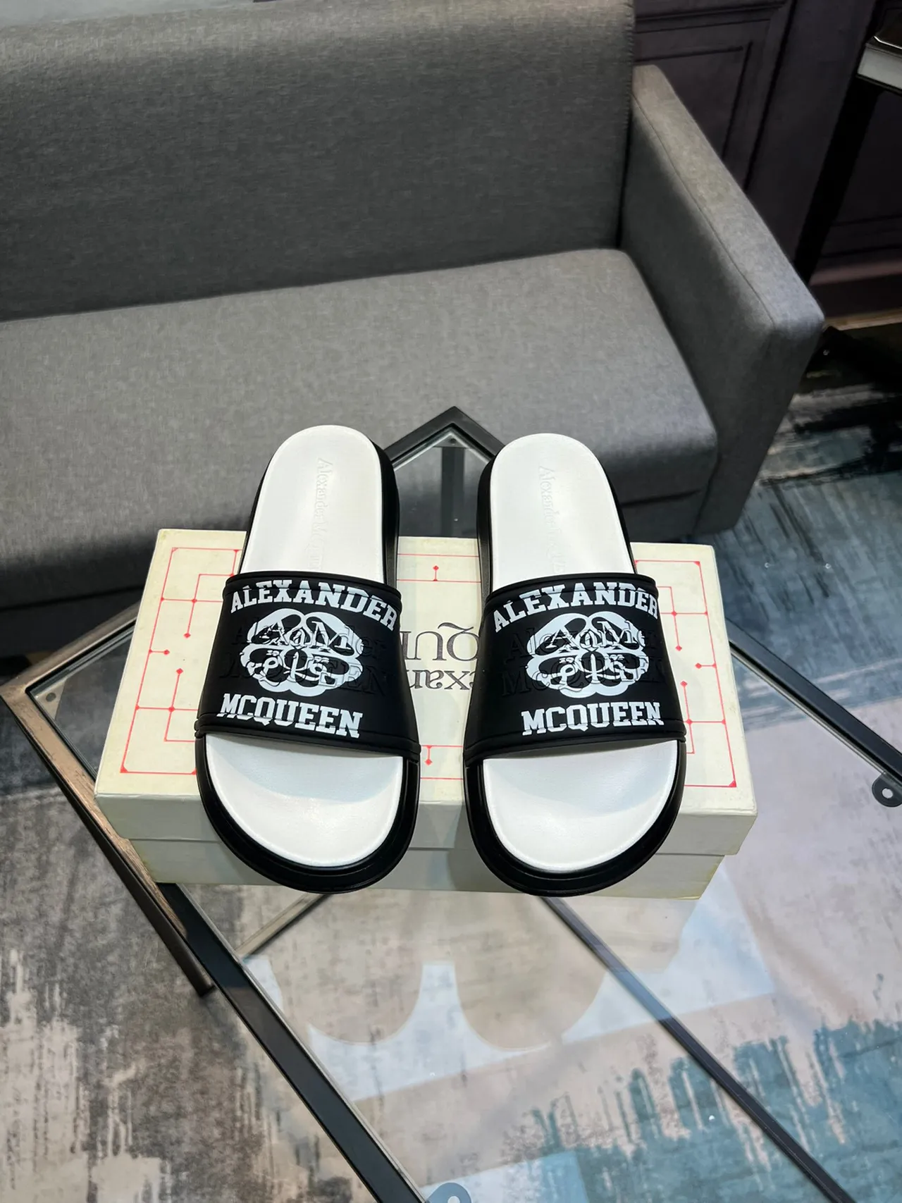 Alexander McQueen Logo Slide কালো এবং সাদা চপ্পল 2