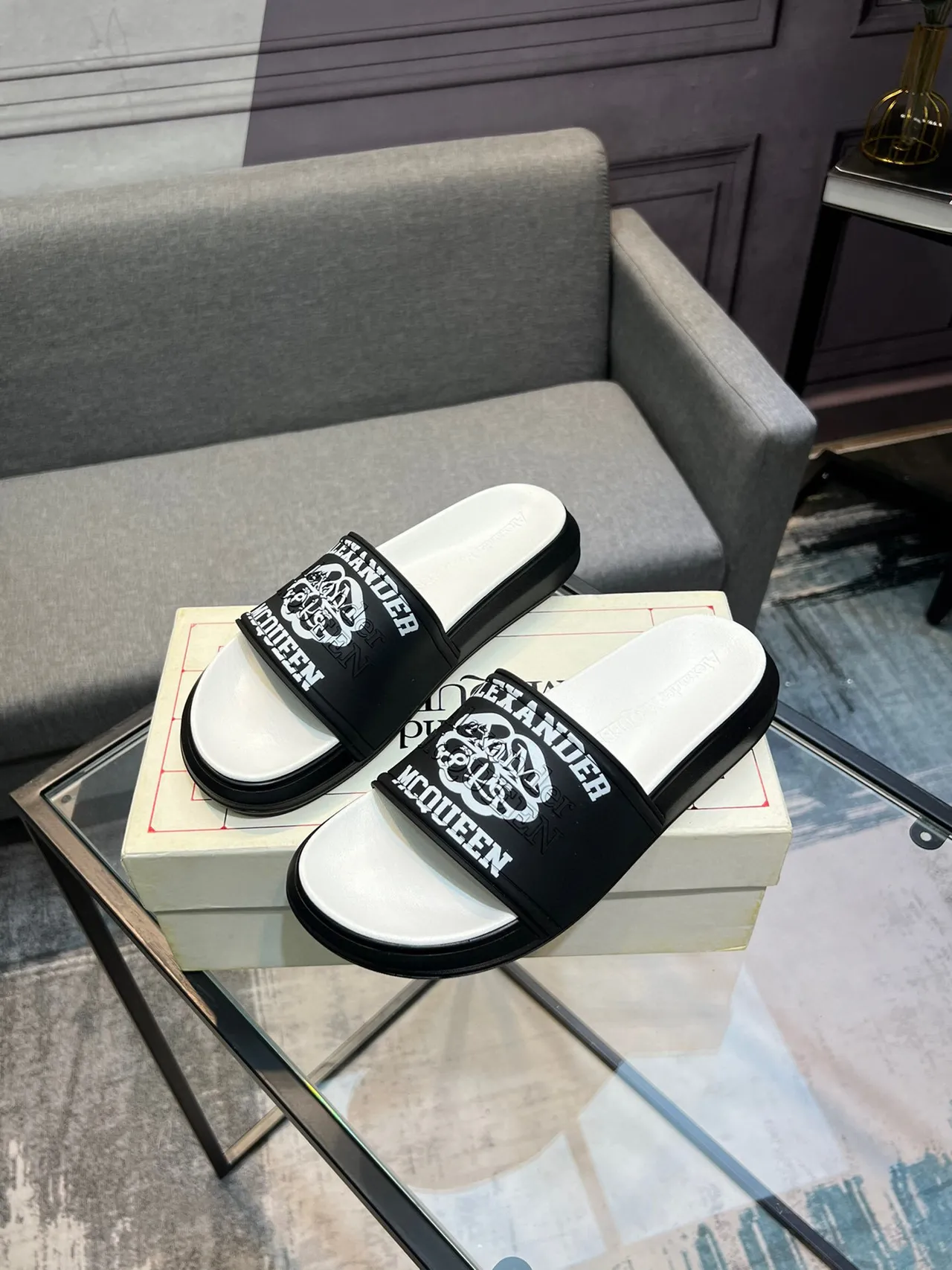 Alexander McQueen Logo Slide কালো এবং সাদা চপ্পল 3