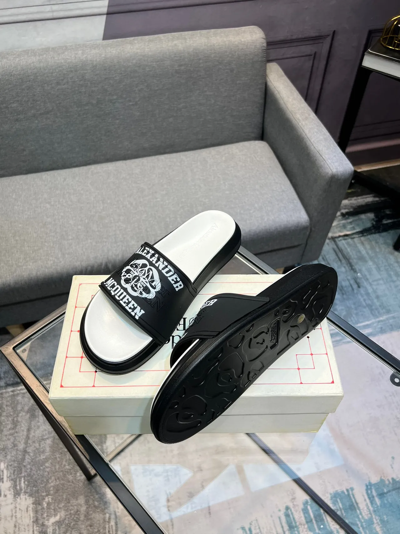Alexander McQueen Logo Slide কালো এবং সাদা চপ্পল 4