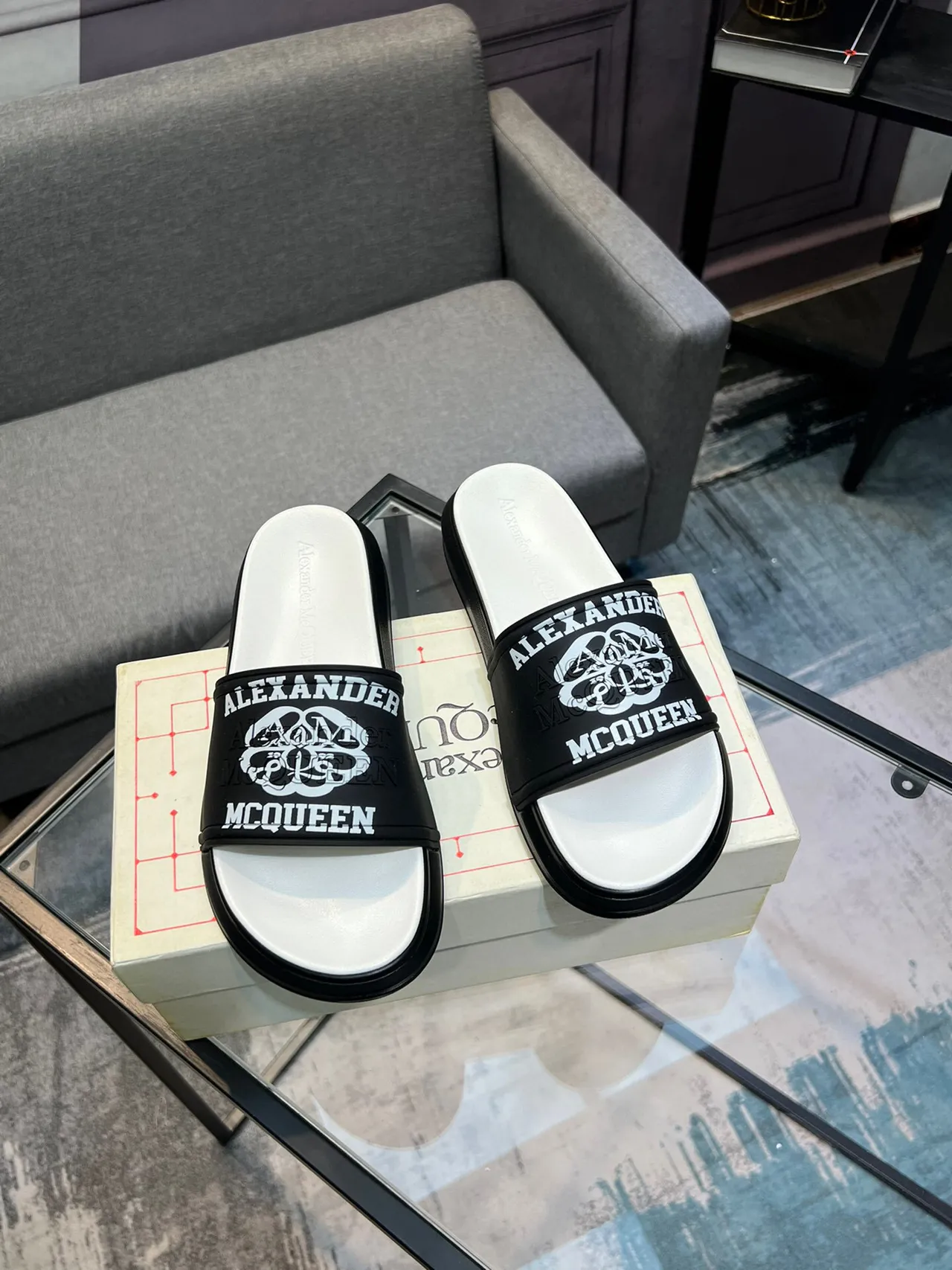Alexander McQueen Logo Slide কালো এবং সাদা চপ্পল 5