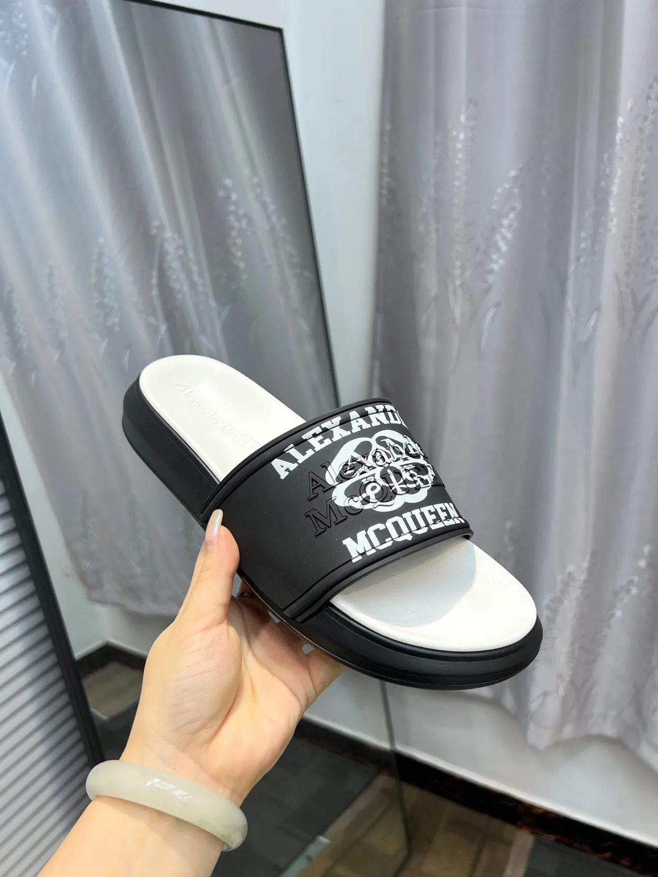 Alexander McQueen Logo Slide কালো এবং সাদা চপ্পল 6