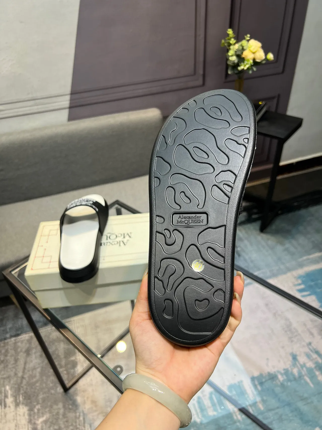 Alexander McQueen Logo Slide কালো এবং সাদা চপ্পল 7