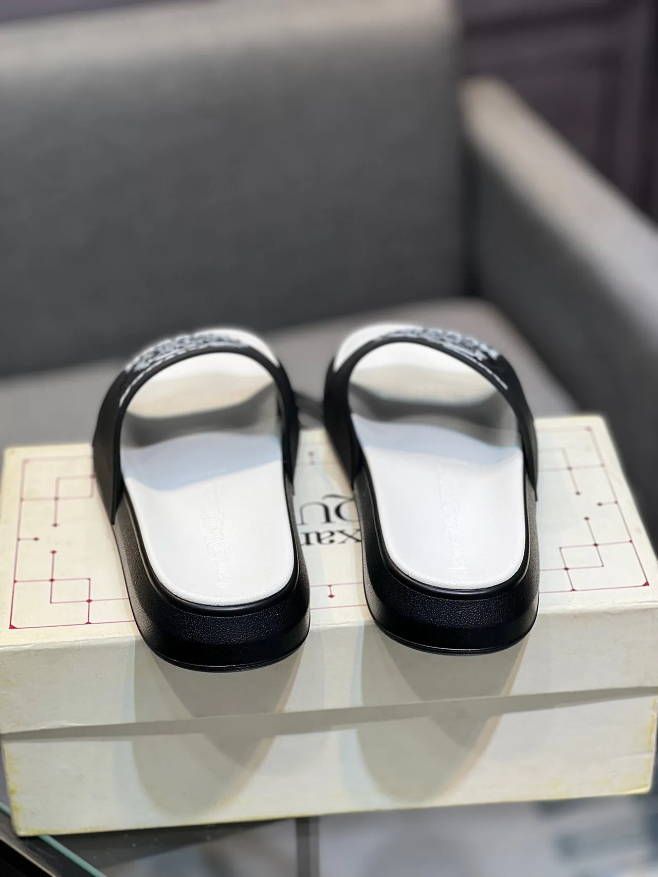 Alexander McQueen Logo Slide কালো এবং সাদা চপ্পল 8
