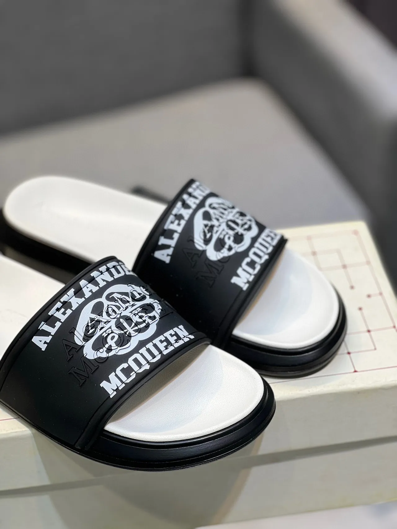 Alexander McQueen Logo Slide কালো এবং সাদা চপ্পল 9