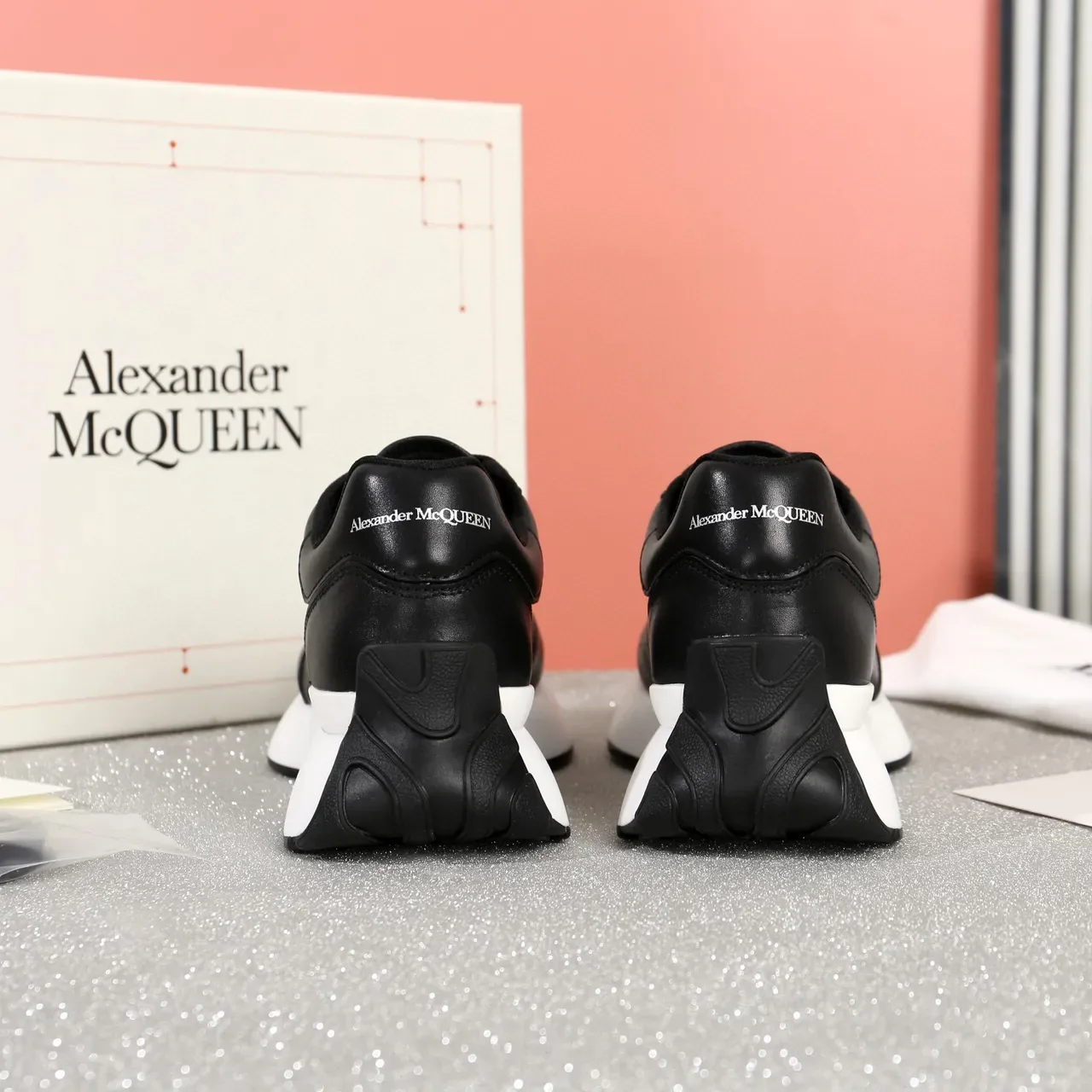 Alexander McQueen oversized स्नीकर काला और सफेद लाइफस्टाइल स्नीकर 2