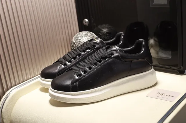 Alexander McQueen ওভারসাইজ স্নিকার কালো চামড়া লাইফস্টাইল স্নিকার 9