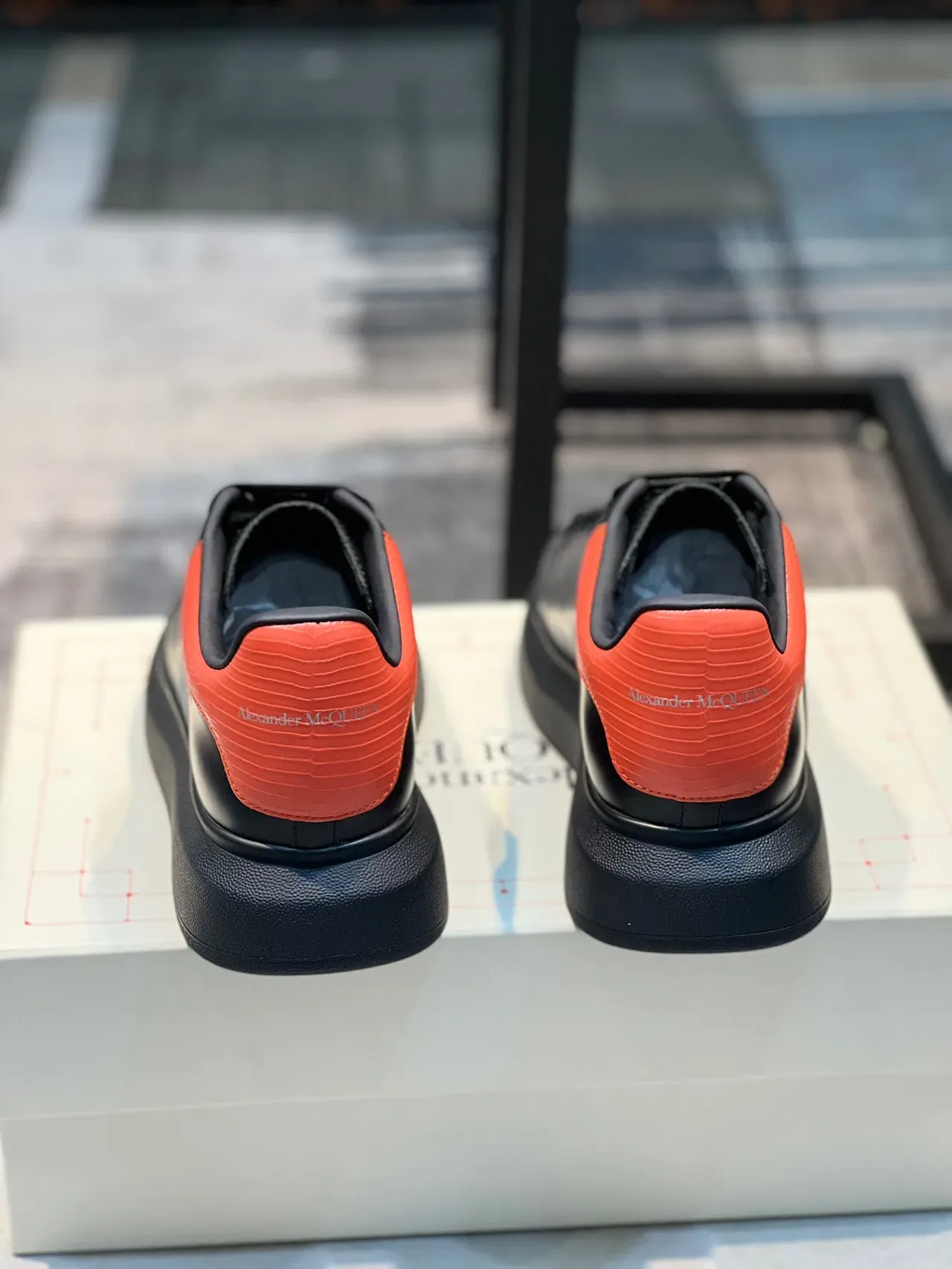 Alexander McQueen ওভারসাইজড স্নিকার কালো ও কমলা প্ল্যাটফর্ম সোল স্মুথ লেদার আপার লাইফস্টাইল স্নিকার 2