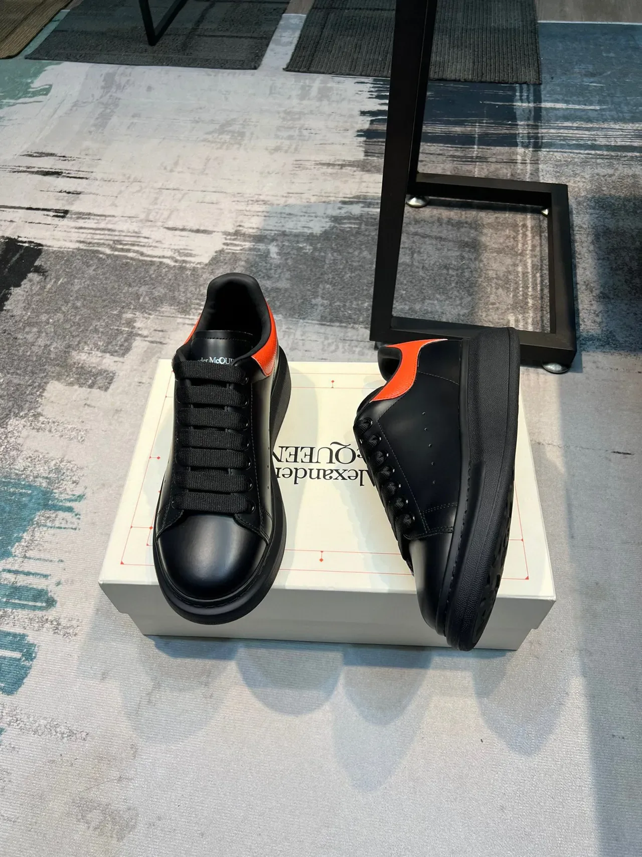 Alexander McQueen ওভারসাইজড স্নিকার কালো ও কমলা প্ল্যাটফর্ম সোল স্মুথ লেদার আপার লাইফস্টাইল স্নিকার 4