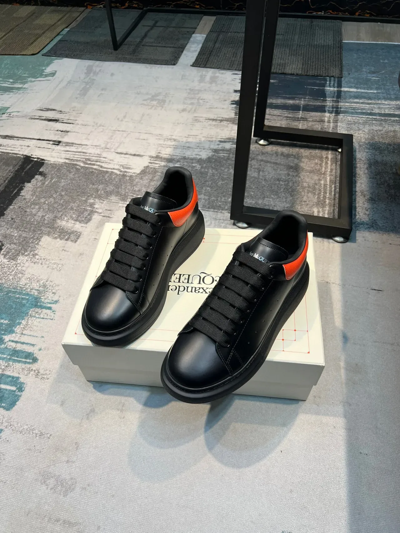 Alexander McQueen ওভারসাইজড স্নিকার কালো ও কমলা প্ল্যাটফর্ম সোল স্মুথ লেদার আপার লাইফস্টাইল স্নিকার 5