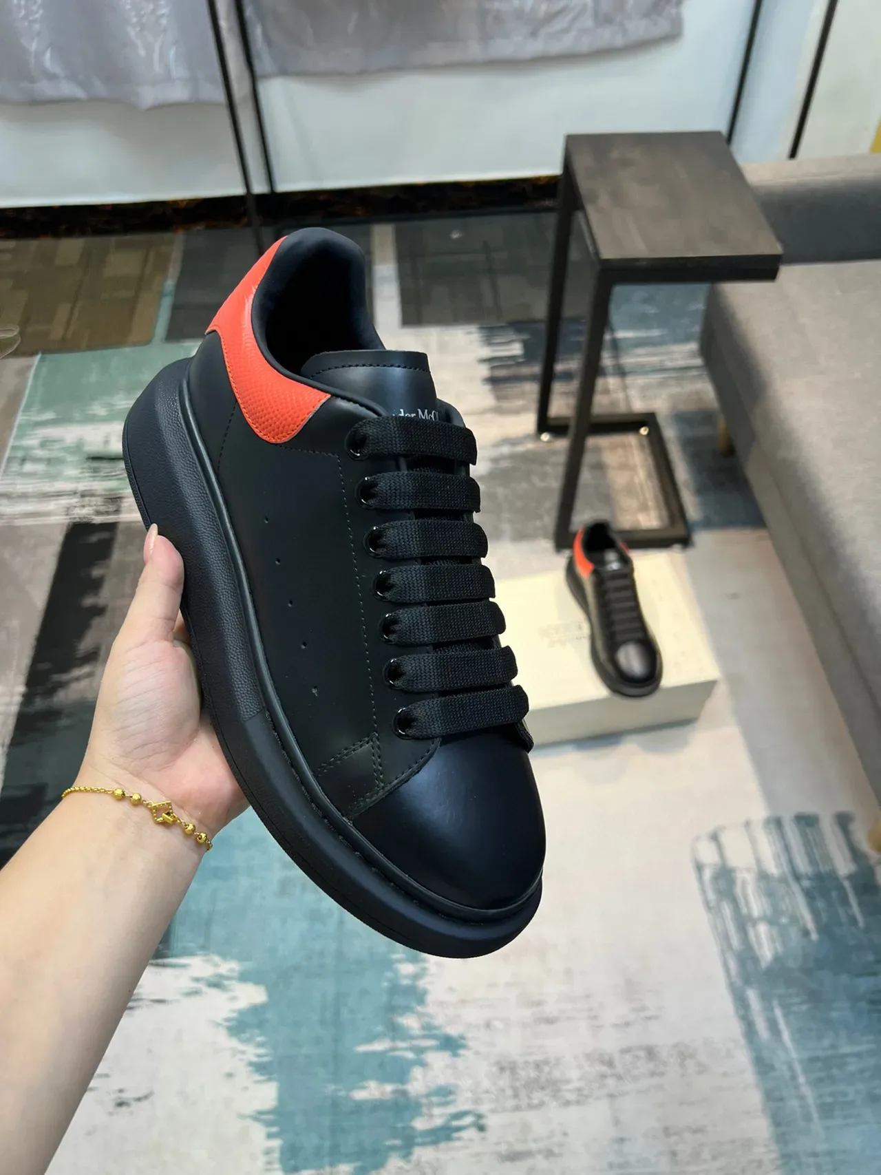 Alexander McQueen ওভারসাইজড স্নিকার কালো ও কমলা প্ল্যাটফর্ম সোল স্মুথ লেদার আপার লাইফস্টাইল স্নিকার 6