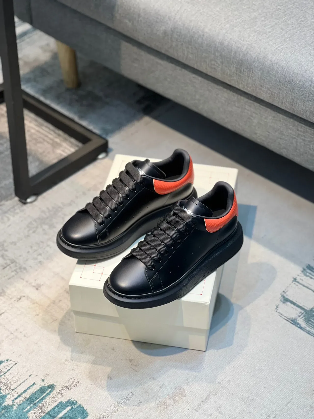 Alexander McQueen ওভারসাইজড স্নিকার কালো ও কমলা প্ল্যাটফর্ম সোল স্মুথ লেদার আপার লাইফস্টাইল স্নিকার 7