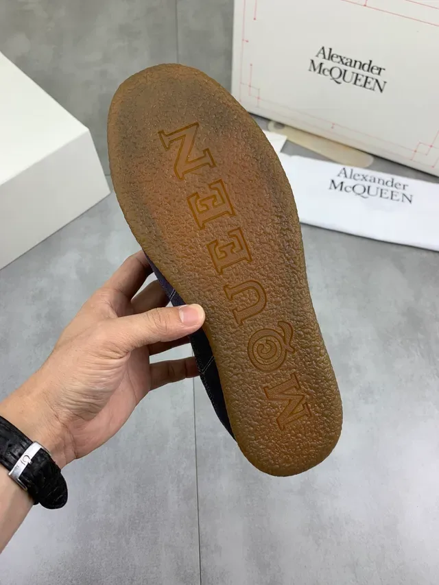 Alexander McQueen Tênis Oversized Navy Suede Lifestyle 2