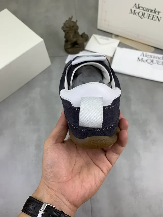 Alexander McQueen Tênis Oversized Navy Suede Lifestyle 3